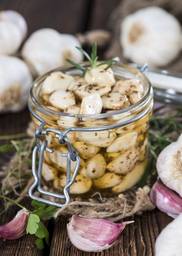 Knoblauch in Öl eingelegt im Glas