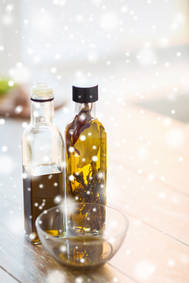 Kräuter-Öl und Kräuter-Essig in Flasche